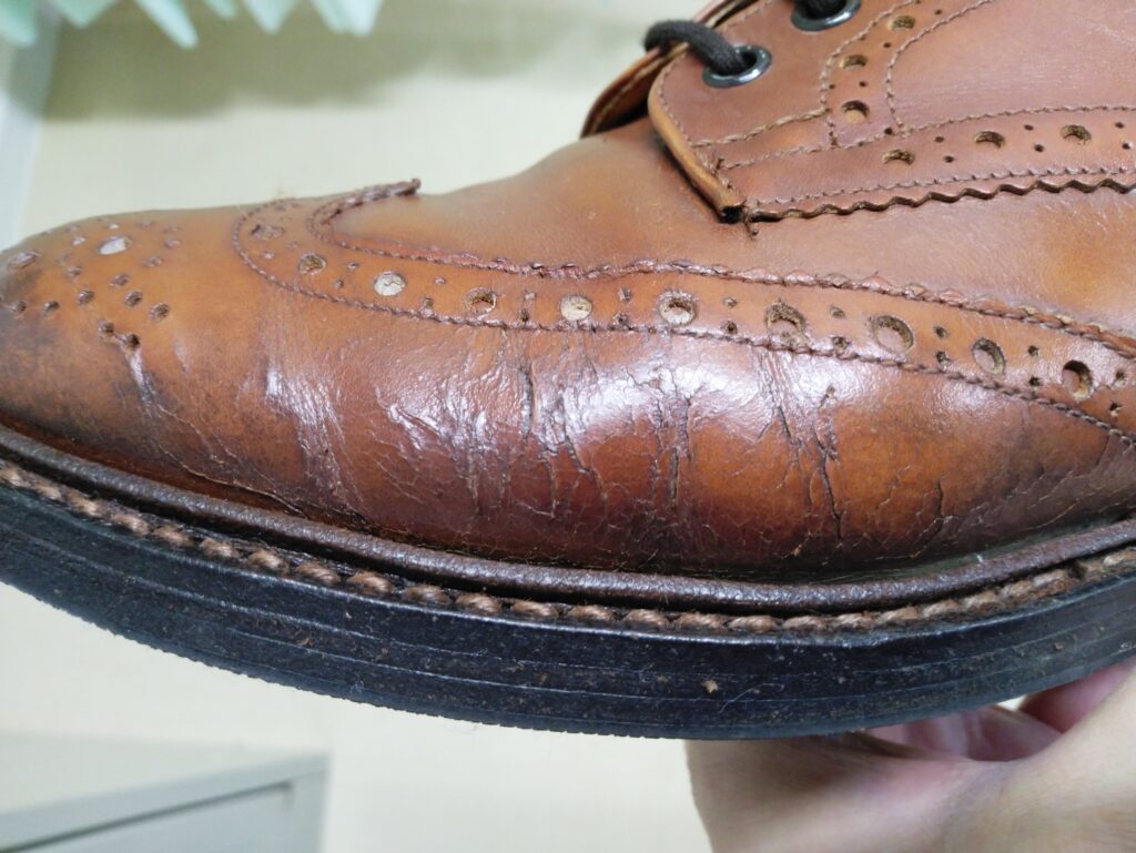 トリッカーズ・バートンのサイズ感：靴伸ばしで亀裂が。。 | ムカデの